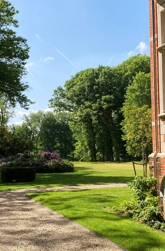 klassieke kasteeltuin met grindpad en bloembedden