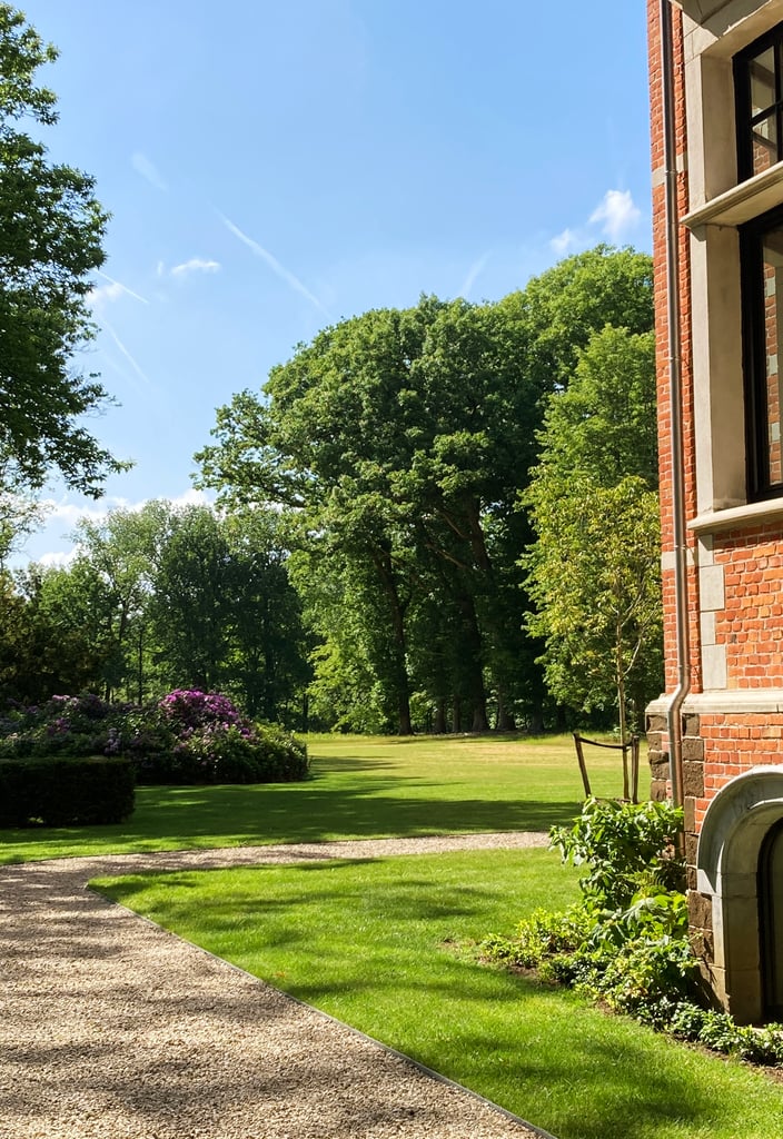 klassieke kasteeltuin met grindpad en bloembedden