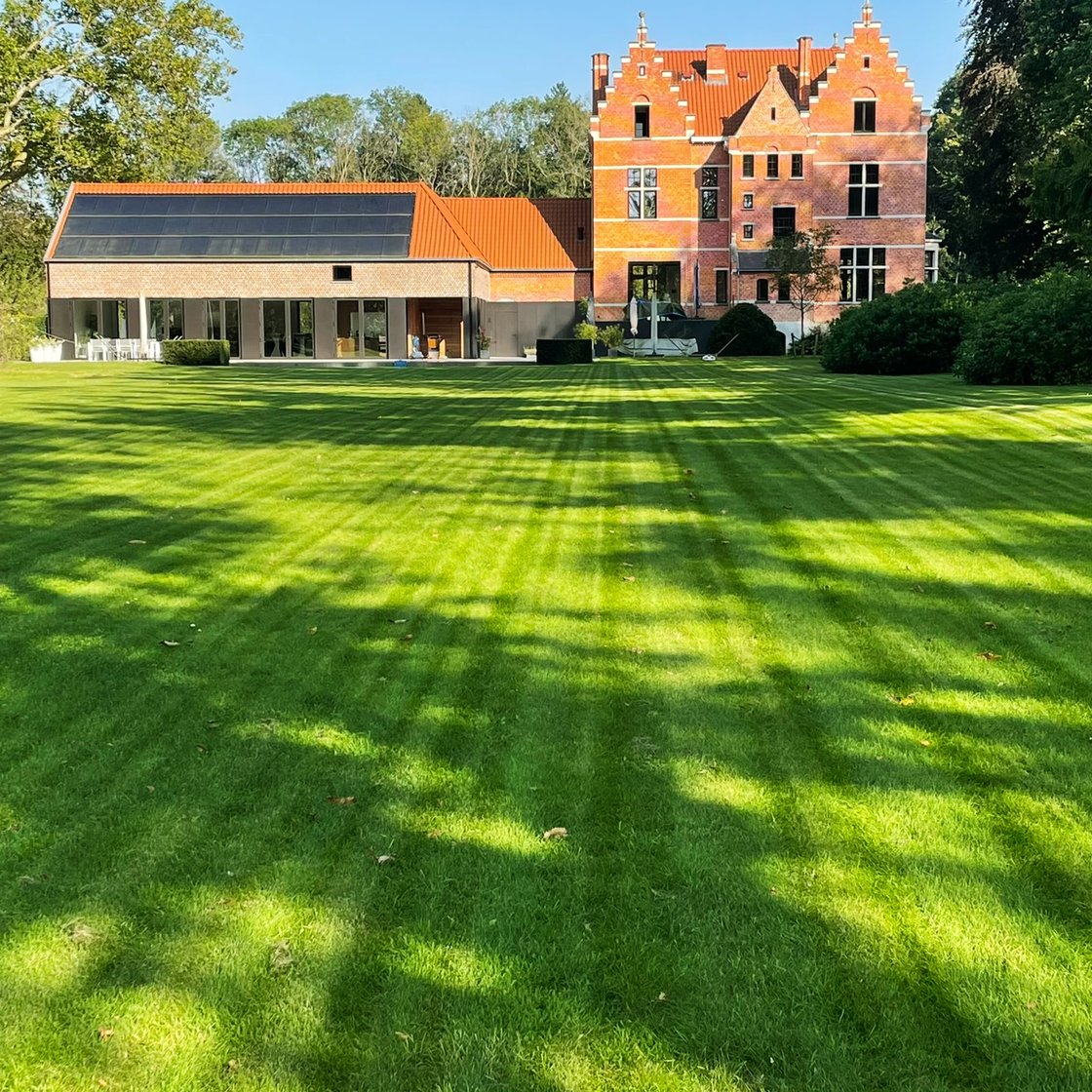 uitgestrekt gazon met historisch kasteel