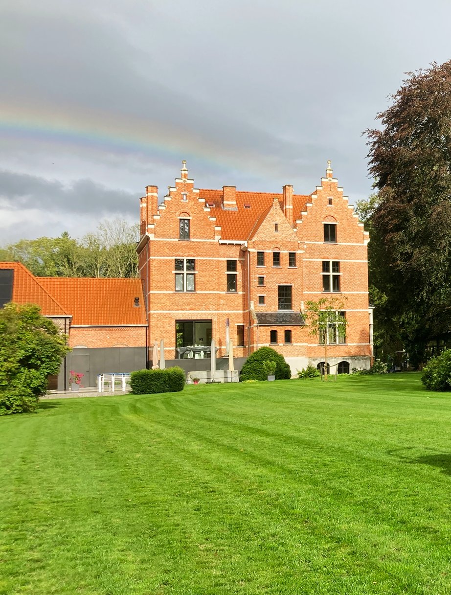 kasteeltuin met gazononderhoud en regenboog