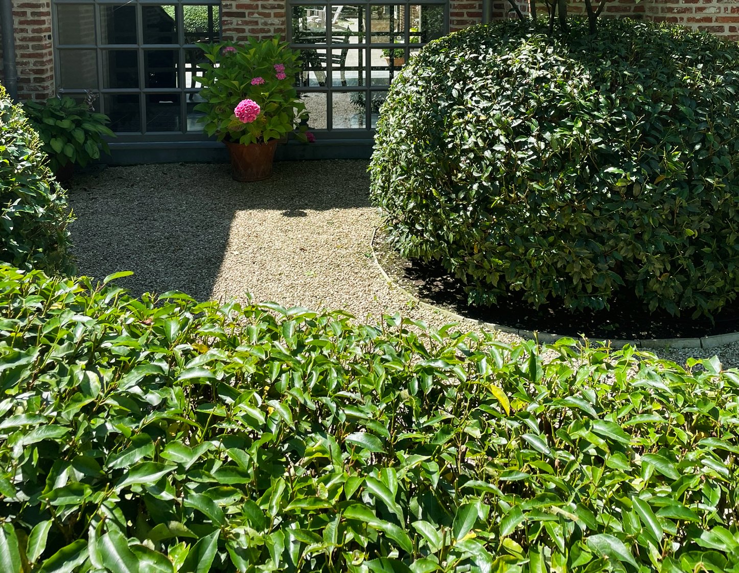 verzorgde tuin bij bakstenen woning