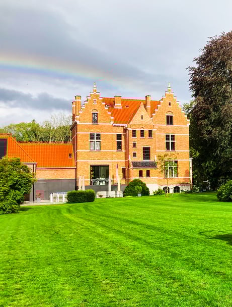 kasteeltuin met gazononderhoud en regenboog