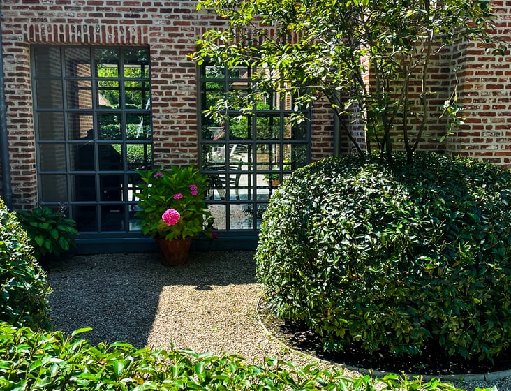 verzorgde tuin bij bakstenen woning