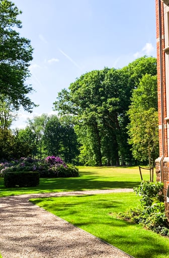 klassieke kasteeltuin met grindpad en bloembedden