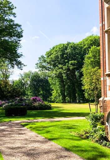 klassieke kasteeltuin met grindpad en bloembedden