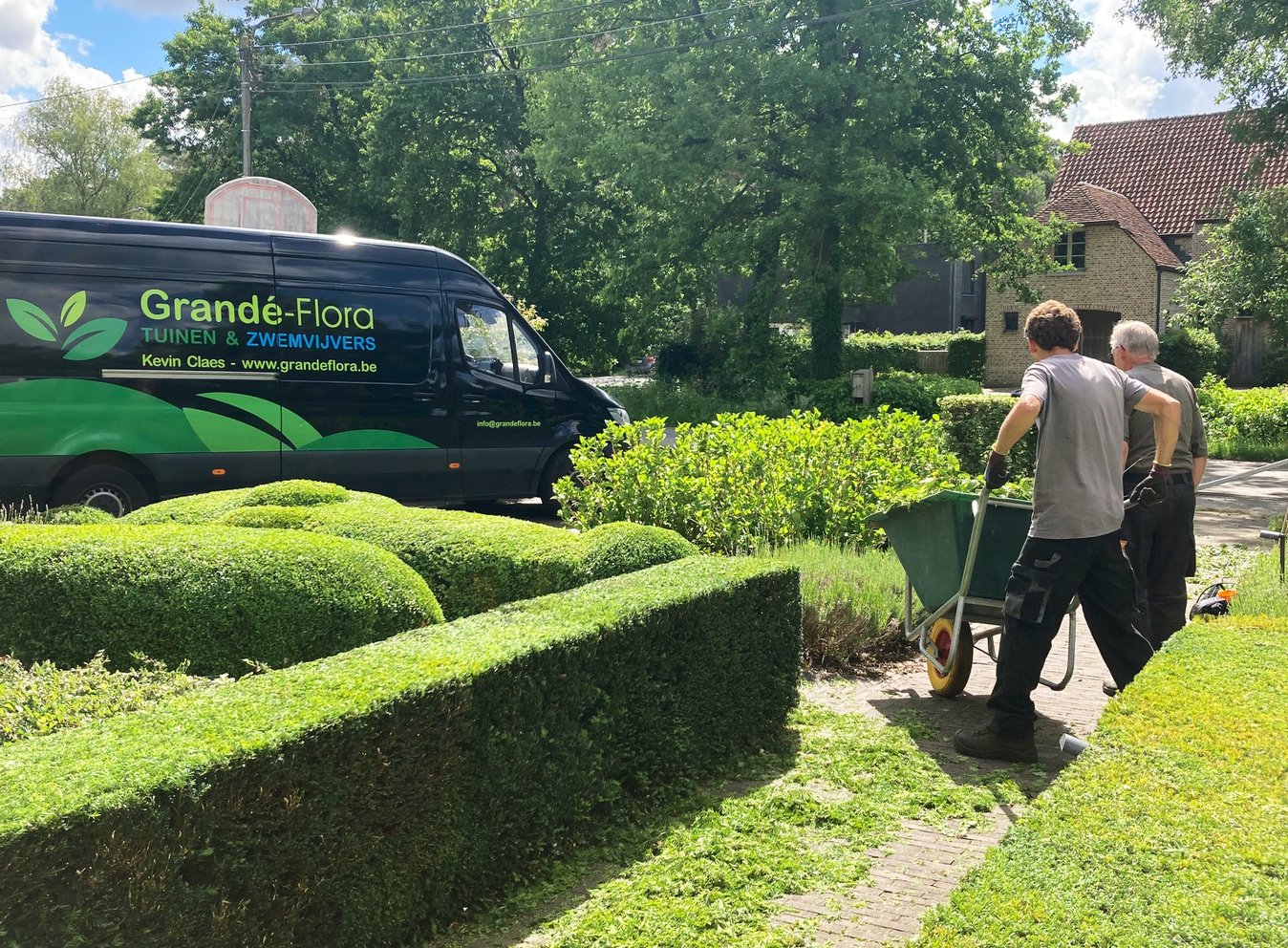 tuinonderhoud door het team met bedrijfswagen