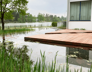 moderne zwemvijver met houten terras en uitzicht