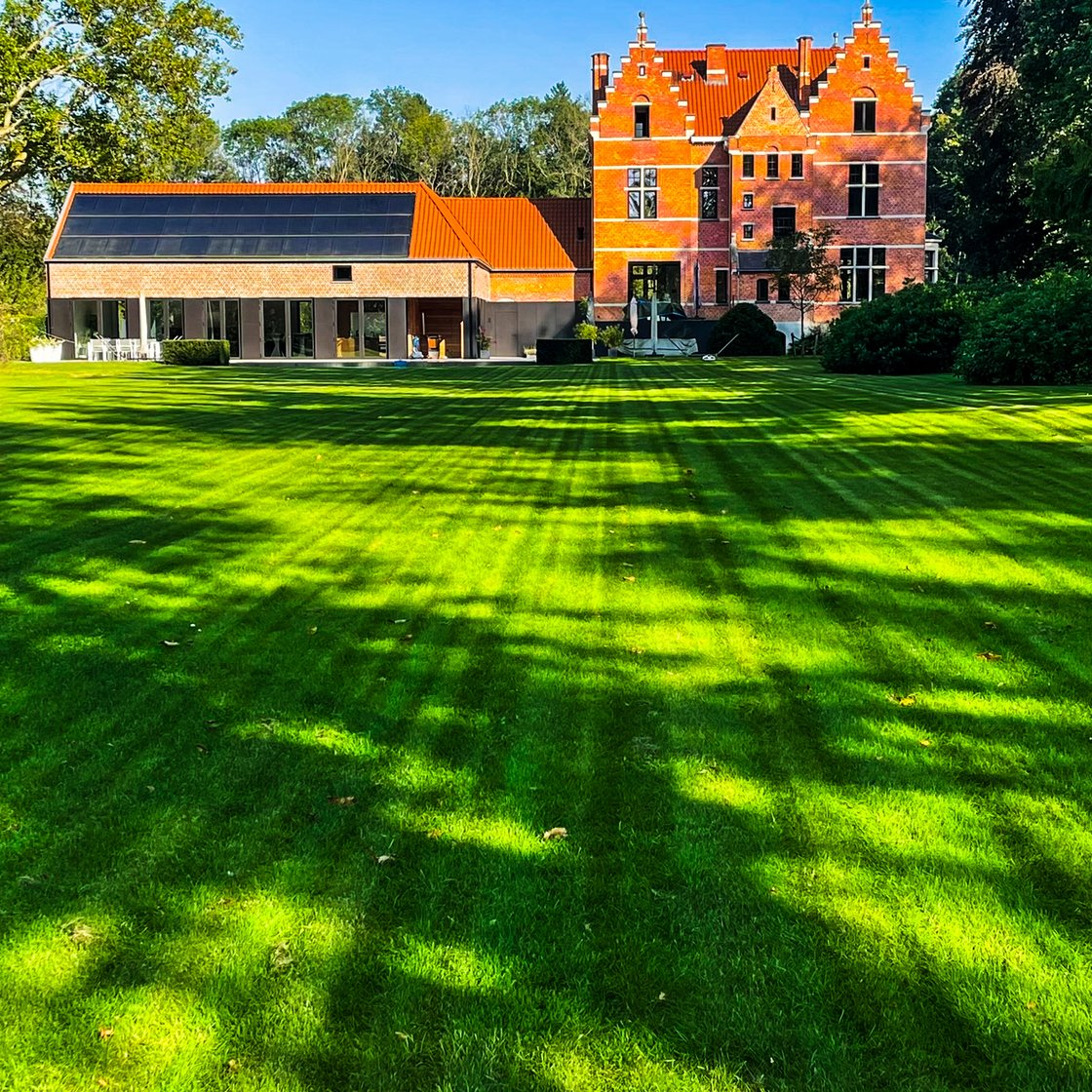 uitgestrekt gazon met historisch kasteel