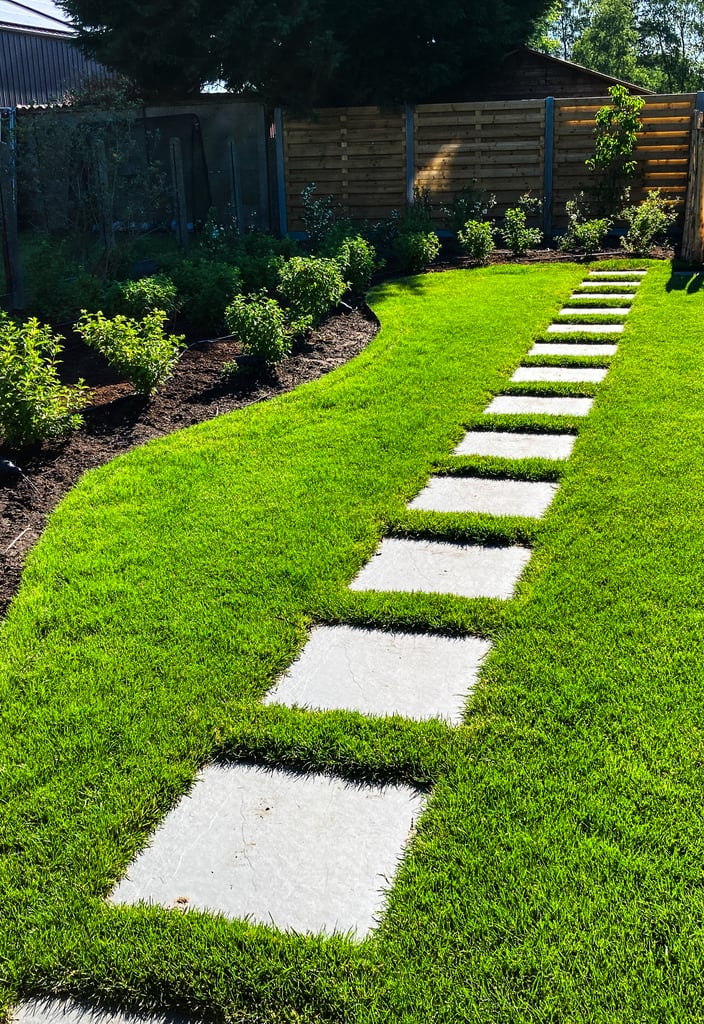 tegelpad in gazon met nieuwe aanplanting