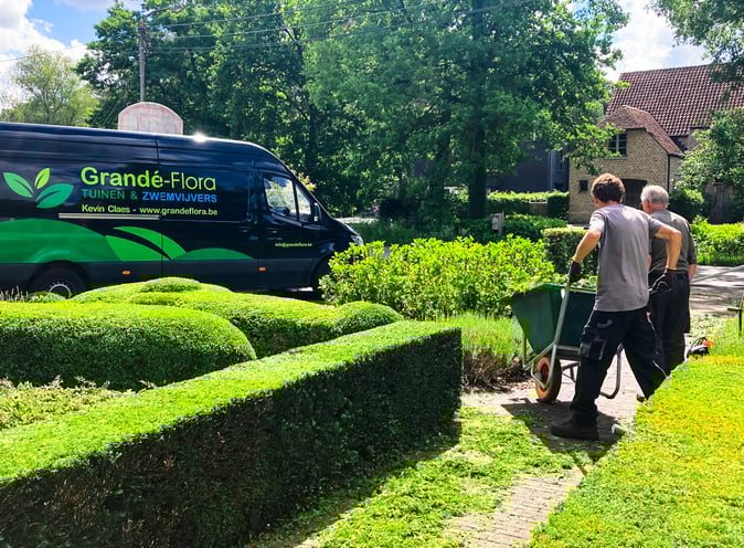 tuinonderhoud door het team met bedrijfswagen