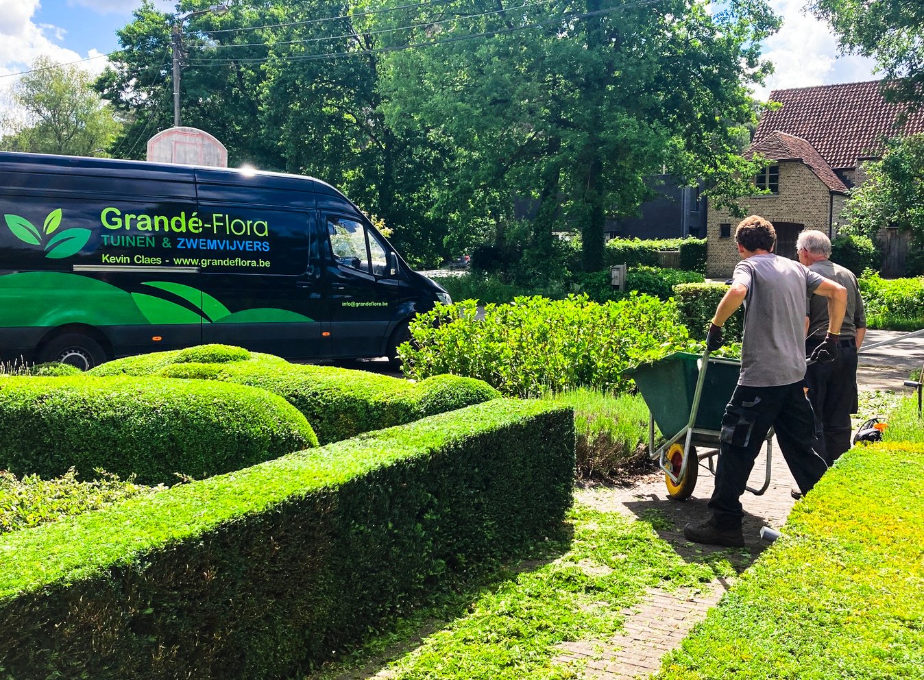 tuinonderhoud door het team met bedrijfswagen