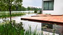 moderne zwemvijver met houten terras en uitzicht