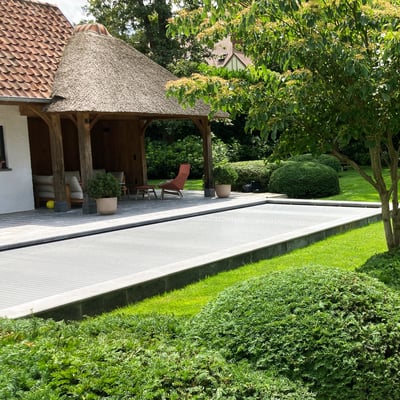 landelijke tuin met zwembad terras en overkapping